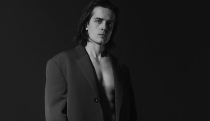 Онук Ротару, який втік з України, привітав бабусю унікальним фото