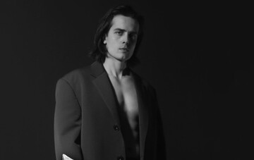 Онук Ротару, який втік з України, привітав бабусю унікальним фото