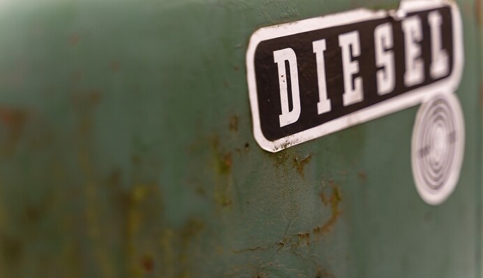 Словаччина погрожує перекрити поставки дизеля в Україну: чи буде дефіцит палива