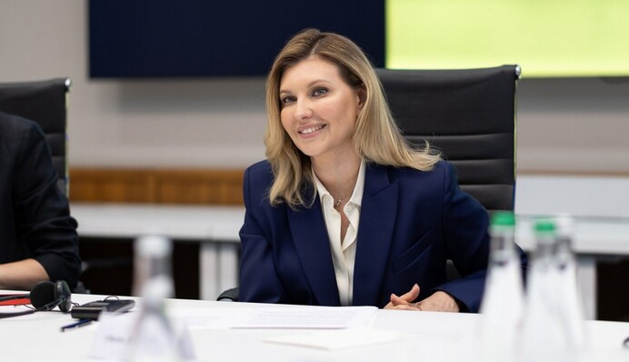 Олена Зеленська з’явилася на заході з красивою підвіскою на шиї