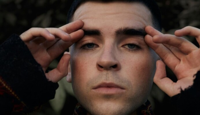 Український співак дотепно скористався скандалами з втікачами Винником та Ханумаком