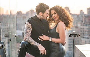 Настя Каменских аж смутилась — певец показал горячее видео