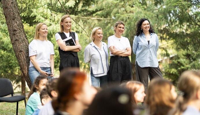 Олена Зеленська у трендових штанах і футболці відвідала дитячий табір на Закарпатті