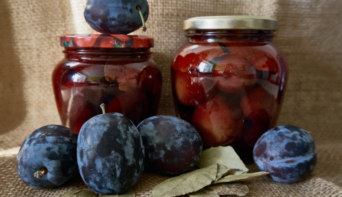 Сладкие маринованные сливы за несколько часов – секретный ингредиент придаст им пикантность