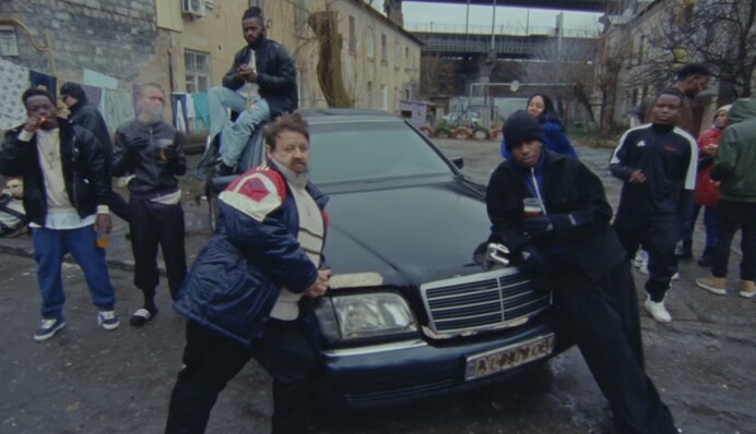 Рэпер A$AP Rocky выпустил абсурдный клип, снятый на Троещине до полномасштабной войны