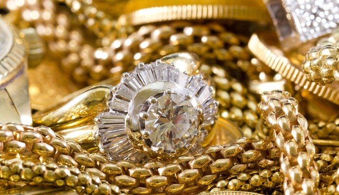 Как очистить золотые украшения: простой способ, чтобы вернуть блеск