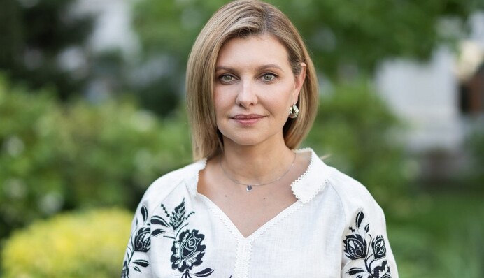 Елена Зеленская в белой вышиванке с черными цветами поздравила школьников с началом учебного года
