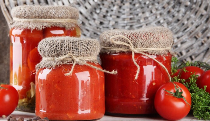 Аджика с хреном без варки: надолго на столе не задержится