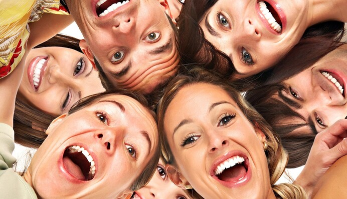 Считаете себя профи по разгадыванию оптических иллюзий? Найдите улыбающееся лицо среди сердитых