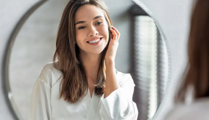 Тест на IQ: знайдіть помилку на зображенні дівчини перед дзеркалом