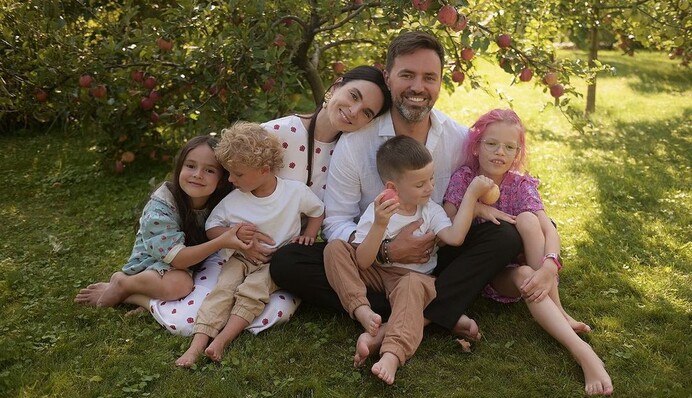 С двумя приемными детьми: Тимур Мирошниченко с женой показали семейную идиллию на атмосферных фото