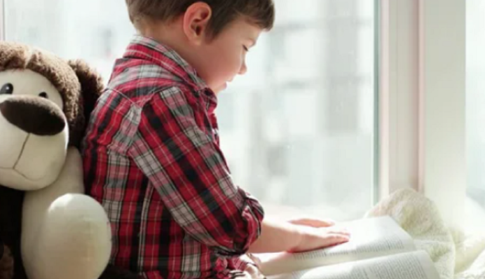 Любите головоломки? Знайдіть хитру помилку на зображенні хлопчика з книгою