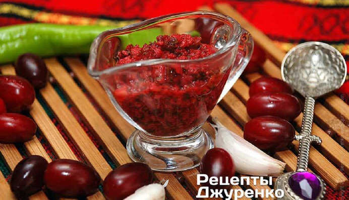 Конкурент аджики та ткемалі: як приготувати кизиловий соус на зиму