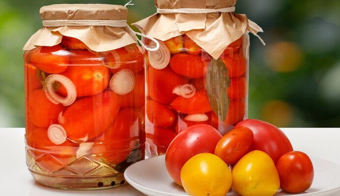 Мариновані помідори з цибулею - класичний рецепт, який люблять всі