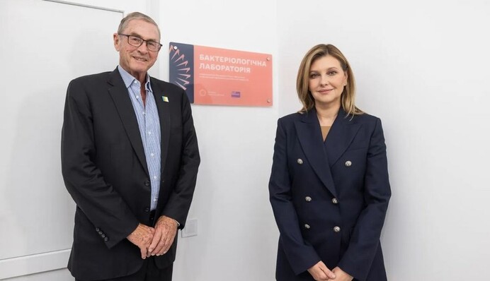 Олена Зеленська у синьо-коричневому луці відвідала центр дитячої медицини у Львові