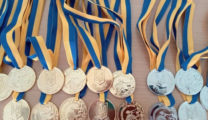 «Почему бы самим родителям не скинуться?» Действительно ли в Украине отменят школьные медали