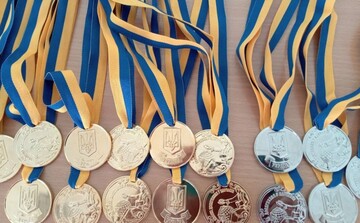 «Чому б самим батькам не скинутися?» Чи справді в Україні скасують шкільні медалі