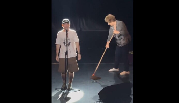 Уборщица усилила на сцене певца Wellboy