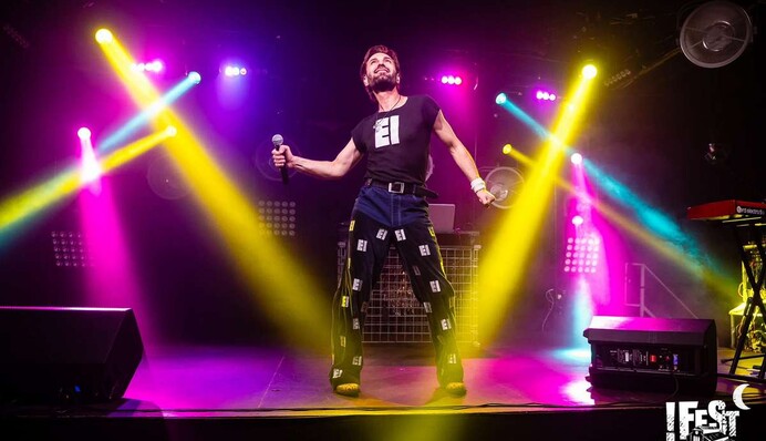 Я – яркий певец: EL Кравчук прокомментировал срыв концерта на Закарпатье из-за внешнего вида