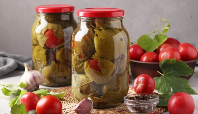 Мариновані помідори у виноградному листі  - рецепт ефектної закрутки