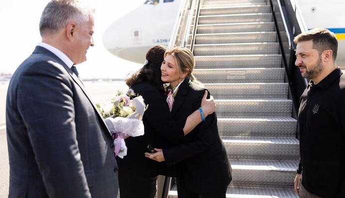 Елена Зеленская прибыла в США в черном костюме: образ первой леди