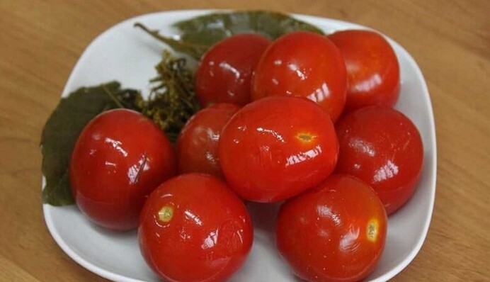 Без уксуса и аспирина: как сделать самые простые квашеные помидоры