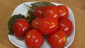 Без оцту і аспірину: як зробити найпростіші квашені помідори
