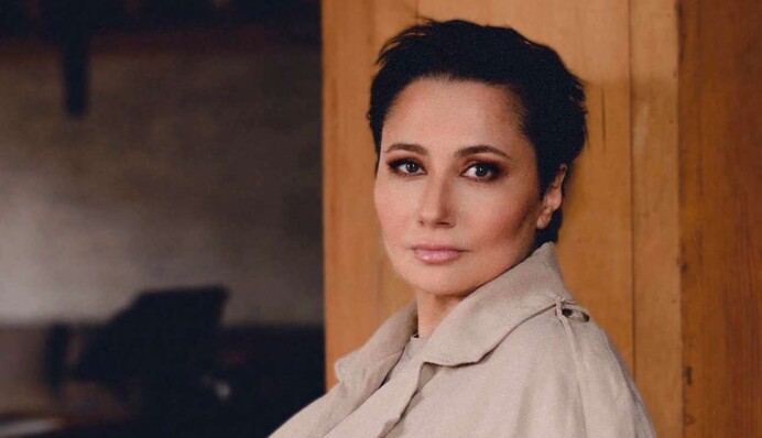 Олена Мозгова похизувалася своєю вродою у 50 без макіяжу