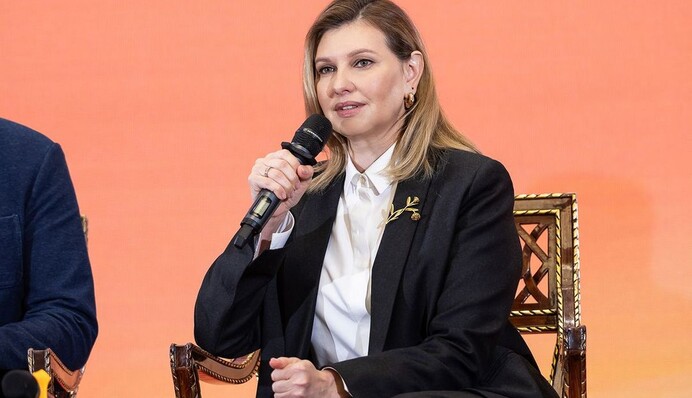 Елена Зеленская на форуме в Киеве появилась с символической брошью украинского дизайнера