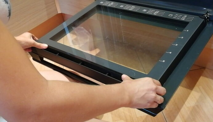 Ніякого бруду і пригорілого жиру: як очистити скло на дверцятах духовки за 5 кроків