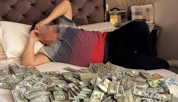 Сергій Фурса: Фотка тижня - мамусін пиріжок на купі бабла. Чи це фото про українських чиновників?