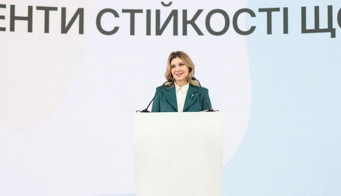 Олена Зеленська в шикарному зеленому костюмі відчула близькій політ в київському аеропорті