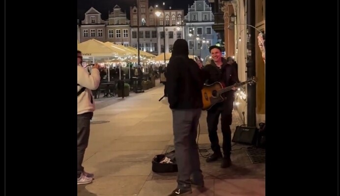 Хлывнюк поддержал уличного музыканта, который пел песню 