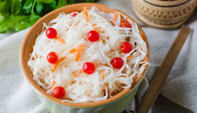 Український суперфуд: як приготувати квашену капусту з калиною