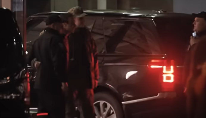 Вакарчук отметился с сотрудниками ТЦК возле элитного Goodwine в Киеве