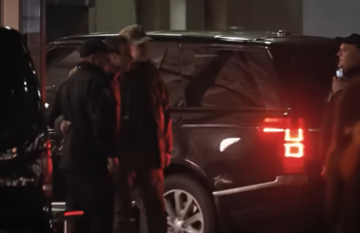 Вакарчук отметился с сотрудниками ТЦК возле элитного Goodwine в Киеве