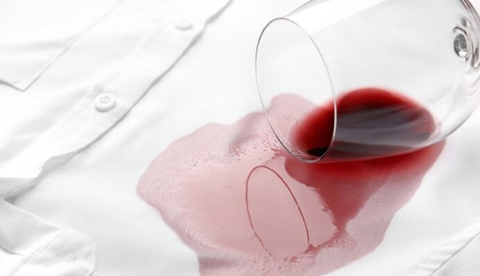Как вывести пятна от красного вина с разных видов ткани: полезные лайфхаки
