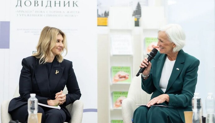 Елена Зеленская в дизайнерском костюме с особенной брошью встретилась с гостями из Швеции