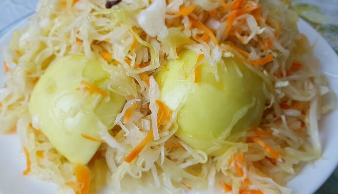 Квашена капуста з яблуками, як в бабусі: рецепт, перевірений роками