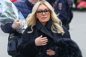 Сбежавшую к Путину народную артистку Украины лишили имущества и песен