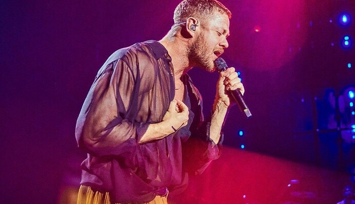 Соліст Imagine Dragons підняв прапор України на концерті у Лос-Анджелесі