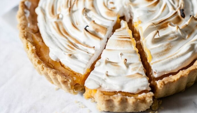 Польский яблочный пирог под меренговым 