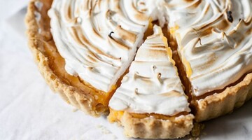 Польський яблучний пиріг під меренговою 