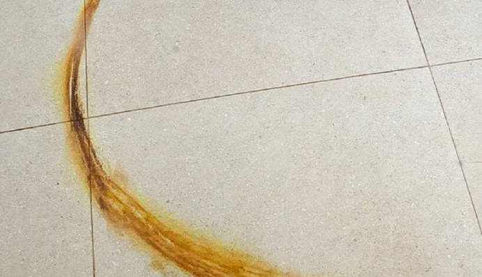 Как удалить следы ржавчины на плитке: 8 проверенных способов