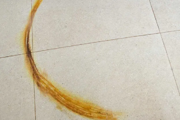 Як видалити сліди іржі на плитці: 8 перевірених способів