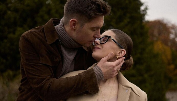 Остапчук з вагітною дружиною влаштували романтичну фотосесію на природі