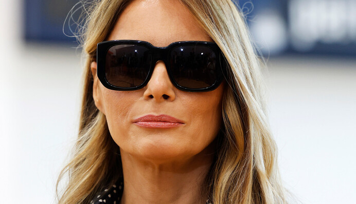 Почему Мелания Трамп на выборах в США не снимала солнцезащитные очки: в сети выдвигают теории заговора