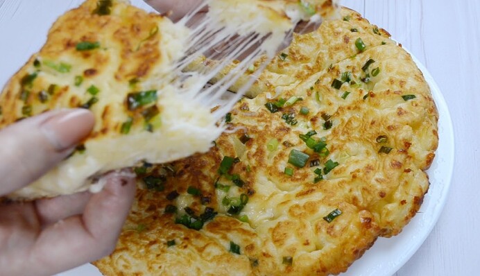 Ліниве хачапурі на сковороді - чудова ідея швидкого сніданку