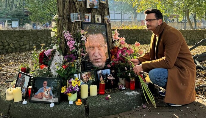 Оппозиционная тусовка под путинским триколором. Зачем российским оппозиционерам марш в Берлине