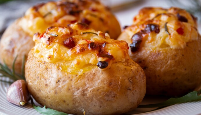 Картопля під сирною шапкою - рецепт Лізи Глінської і на щодень, і на свято